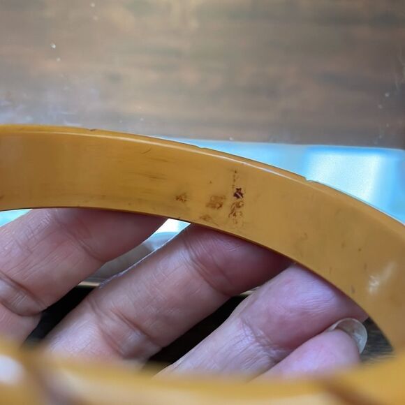 Vtg Bakelite orange bangle bracelet with wheat carving - Picture 6 of 6
